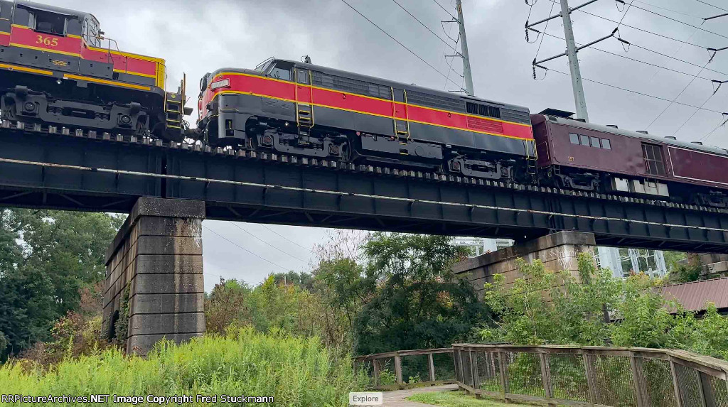 CVSR 6773 crosses Cascade Locks.